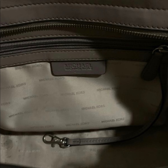 Michael Kors Diamond Grommet Selma Med Satchel - Picture 6 of 6